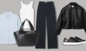 En stilren kapselgarderob för män: ljusblå skjorta, vit linne, mörka byxor, svart jacka, väska och sneakers.