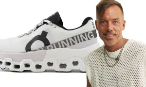 Man med smycken bredvid en vit löparsko. Perfekt för att laga skor och springa.