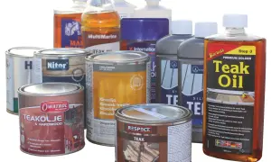 Flera burkar och flaskor med teakolja och träskyddsmedel. En burk har texten "impregneringsspray biltema" och en annan "Teak Oil".