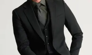 Man i svart kostym med svart skjorta och slips. Elegant och stilren klädsel.