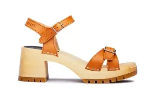 Bruna lädersandaler med träklack och spännen. Perfekta för dig som gillar strumpor i sandaler.