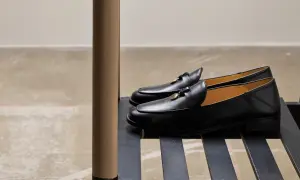 Eleganta svarta loafers till kostym, med gulddetaljer. Perfekta för en stilfull look.