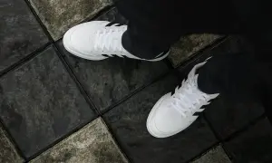 Vita Adidas-skor på mörka plattor. Enkla steg för att få vita skor vita igen.