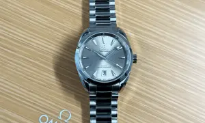 En elegant Omega Seamaster-klocka på en träbakgrund. Denna bild kan ge en ledtråd om hur fungerar en klocka, med dess detaljerade urtavla och armband.