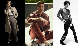 Tre manliga influencers visar upp sina unika stilar inom mode. En bär en beige rock och rutiga byxor, en annan en brun läderjacka och rostfärgade byxor, och den tredje en glittrig topp och svarta byxor.