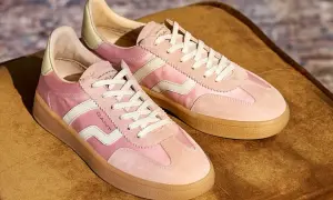 Ett par rosa sneakers från Gant med vita detaljer och snören, på en brun sammetsyta. Dessa skor är verkligen gott på foten för en stilfull vardag.