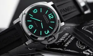 En Panerai Luminor 8 Days, ett exempel på eleganta italienska klockor, med självlysande visare och siffror på en svart urtavla.