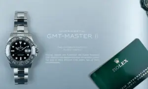 En Rolex Oyster Perpetual GMT-Master II klocka, perfekt för piloter som behöver hålla koll på flera tidszoner.