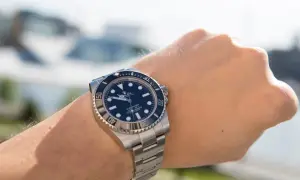En handled med en Rolex Submariner. Klockan är redo för äventyr, kanske en tur med båten.