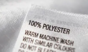 Tvättlapp visar 100% polyester, ett syntetiskt material. Skötselråd: varm maskintvätt med liknande färger.