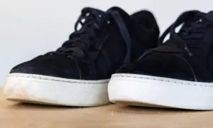 Två mörka mockaskor med vita sulor. Den ena skon är lite smutsig vid sulan, en påminnelse om att det är dags att impregnera uggs.