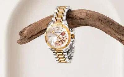 En elegant Thomas Sabo klocka dam med guldfärgad boett och armband, prydd med blommor och stenar.