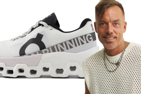 Man med smycken bredvid en vit löparsko. Perfekt för att laga skor och springa.