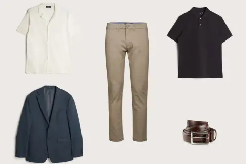 En mörkblå kavaj, beige chinos, en vit och en svart pikétröja samt ett brunt läderbälte. En komplett outfit för en stilfull pike under kavaj.