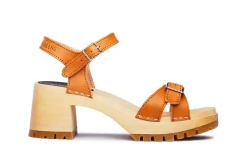 Bruna lädersandaler med träklack och spännen. Perfekta för dig som gillar strumpor i sandaler.