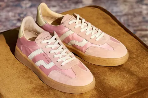 Ett par rosa sneakers från Gant med vita detaljer och snören, på en brun sammetsyta. Dessa skor är verkligen gott på foten för en stilfull vardag.