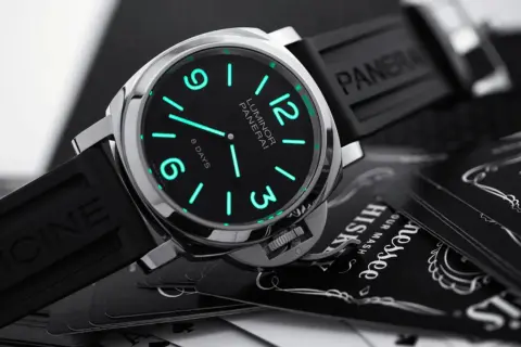 En Panerai Luminor 8 Days, ett exempel på eleganta italienska klockor, med självlysande visare och siffror på en svart urtavla.