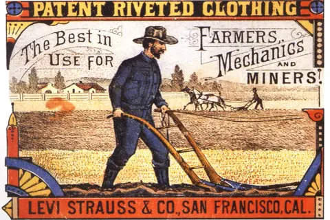 En bonde plöjer åkern i slitstarka kläder, en del av jeans historia. Levi Strauss & Co. San Francisco.