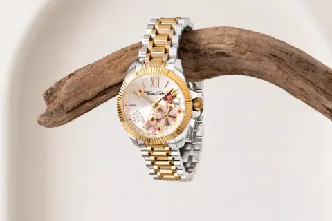 En elegant Thomas Sabo klocka dam med guldfärgad boett och armband, prydd med blommor och stenar.