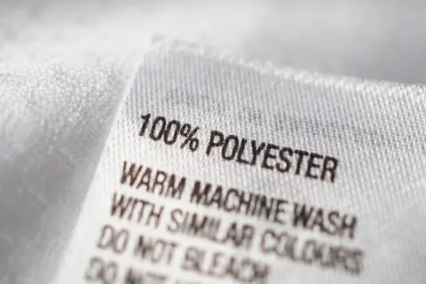 Tvättlapp visar 100% polyester, ett syntetiskt material. Skötselråd: varm maskintvätt med liknande färger.