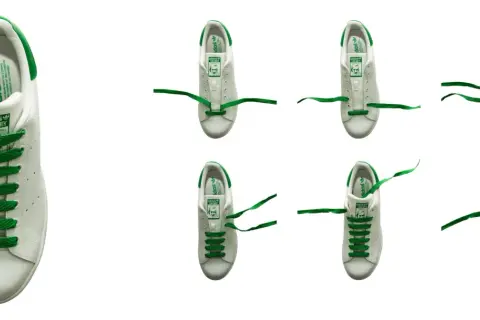 Vita Adidas Stan Smith-skor med gröna skosnören i olika steg av snörning.