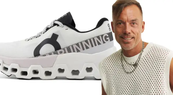 Man med smycken bredvid en vit löparsko. Perfekt för att laga skor och springa.