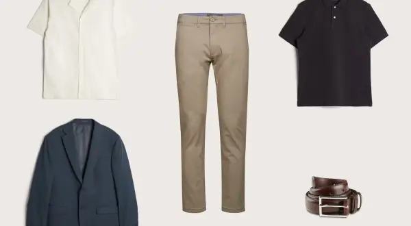 En mörkblå kavaj, beige chinos, en vit och en svart pikétröja samt ett brunt läderbälte. En komplett outfit för en stilfull pike under kavaj.