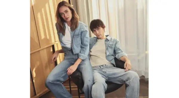 Ett par i helblått, en trendig double denim-look. Hon bär en jeansskjorta och jeans, han en jeansskjorta och jeans.