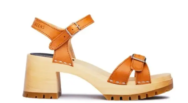 Bruna lädersandaler med träklack och spännen. Perfekta för dig som gillar strumpor i sandaler.