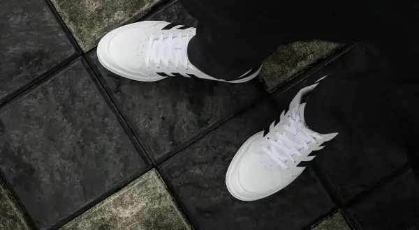 Vita Adidas-skor på mörka plattor. Enkla steg för att få vita skor vita igen.
