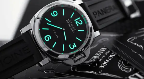 En Panerai Luminor 8 Days, ett exempel på eleganta italienska klockor, med självlysande visare och siffror på en svart urtavla.