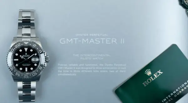 En Rolex Oyster Perpetual GMT-Master II klocka, perfekt för piloter som behöver hålla koll på flera tidszoner.