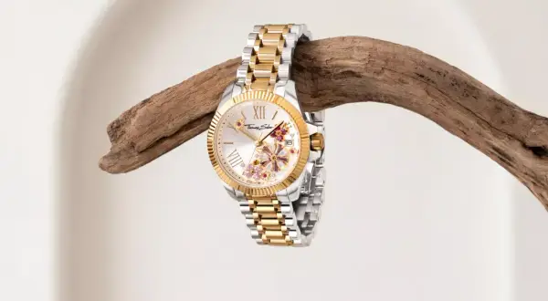 En elegant Thomas Sabo klocka dam med guldfärgad boett och armband, prydd med blommor och stenar.
