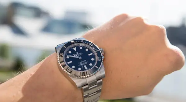 En handled med en Rolex Submariner. Klockan är redo för äventyr, kanske en tur med båten.