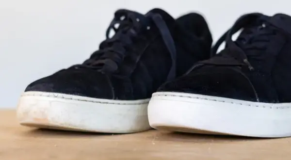 Två mörka mockaskor med vita sulor. Den ena skon är lite smutsig vid sulan, en påminnelse om att det är dags att impregnera uggs.