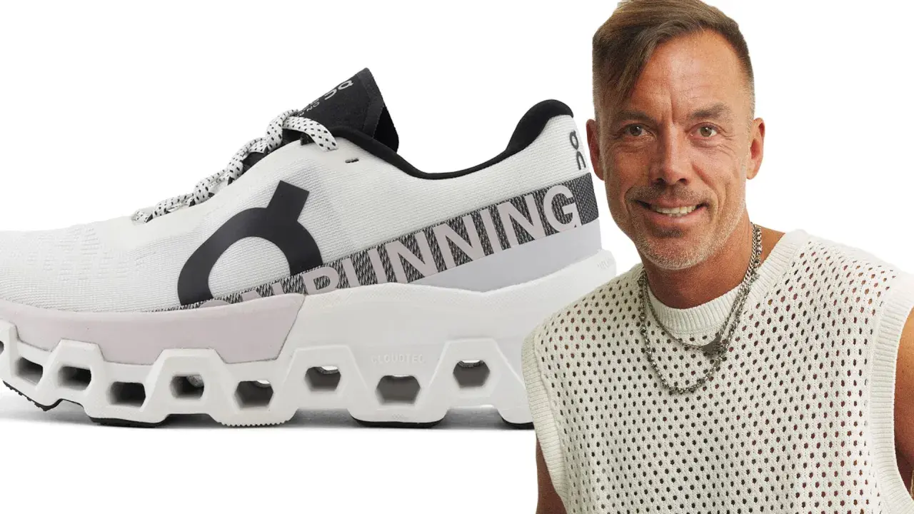 Man med smycken bredvid en vit löparsko. Perfekt för att laga skor och springa.