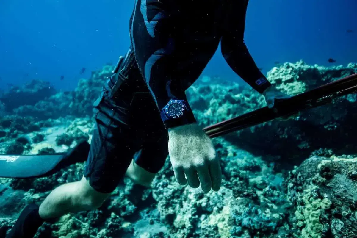 Dykare med harpun och klocka utforskar det djupa ocean x.