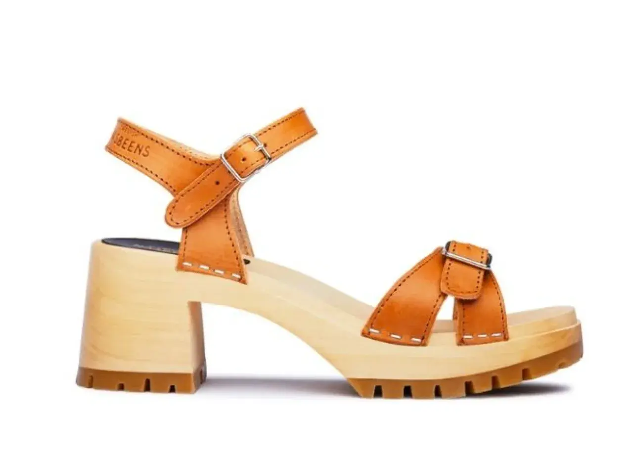Bruna lädersandaler med träklack och spännen. Perfekta för dig som gillar strumpor i sandaler.