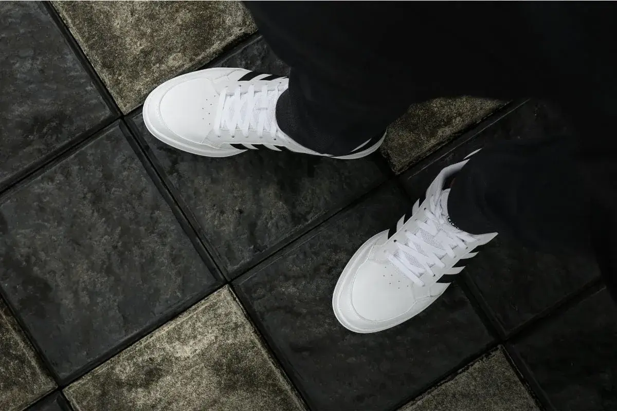 Vita Adidas-skor på mörka plattor. Enkla steg för att få vita skor vita igen.