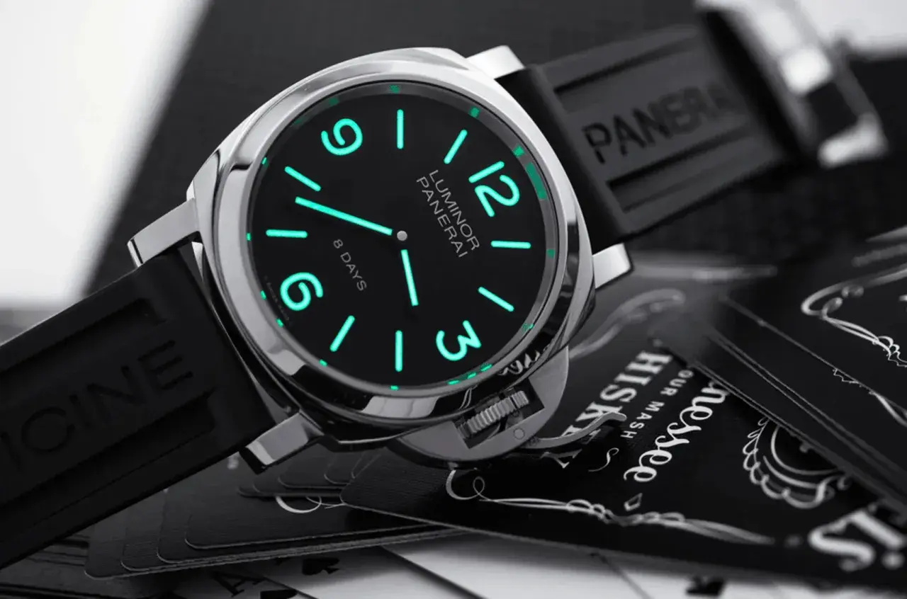 En Panerai Luminor 8 Days, ett exempel på eleganta italienska klockor, med självlysande visare och siffror på en svart urtavla.