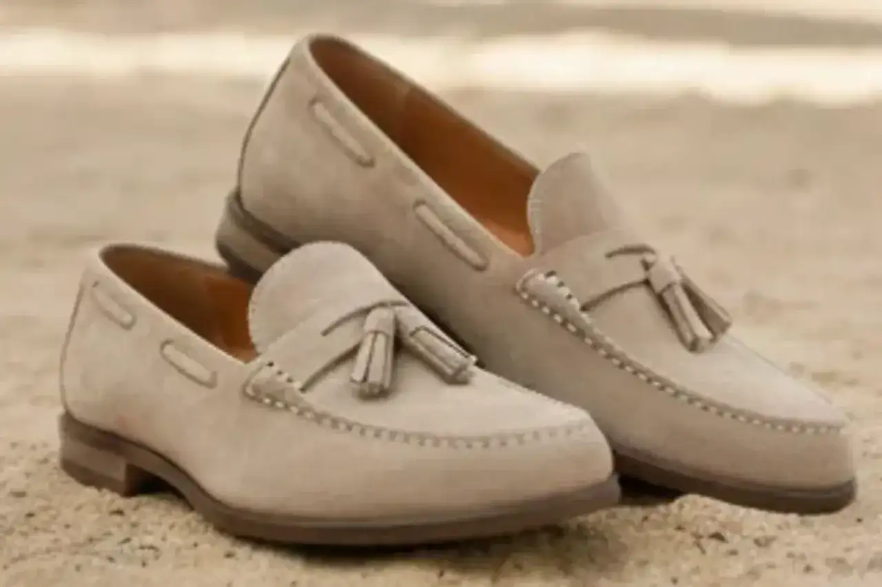 Eleganta mockasinloafers med tofsar, perfekta skor till kostym för en sofistikerad look.