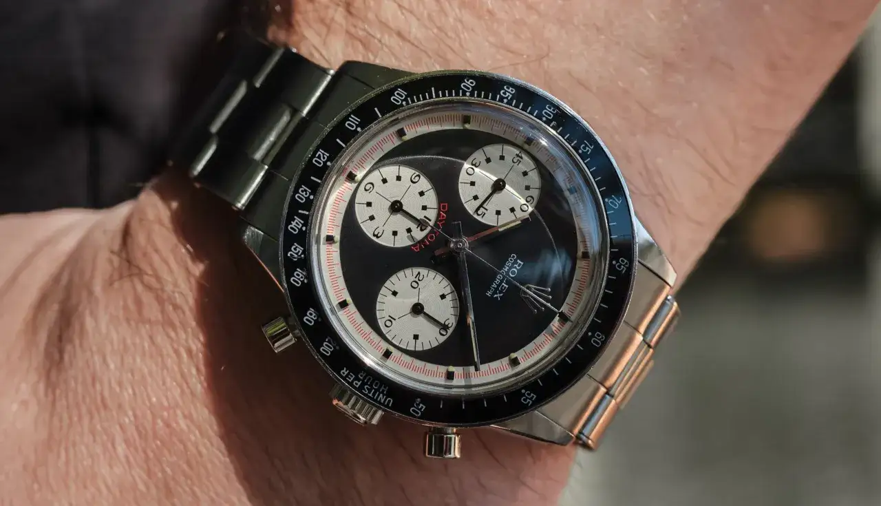 En ikonisk Rolex Daytona, liknande den Paul Newman bar, med svart urtavla och tre silverfärgade subdials.