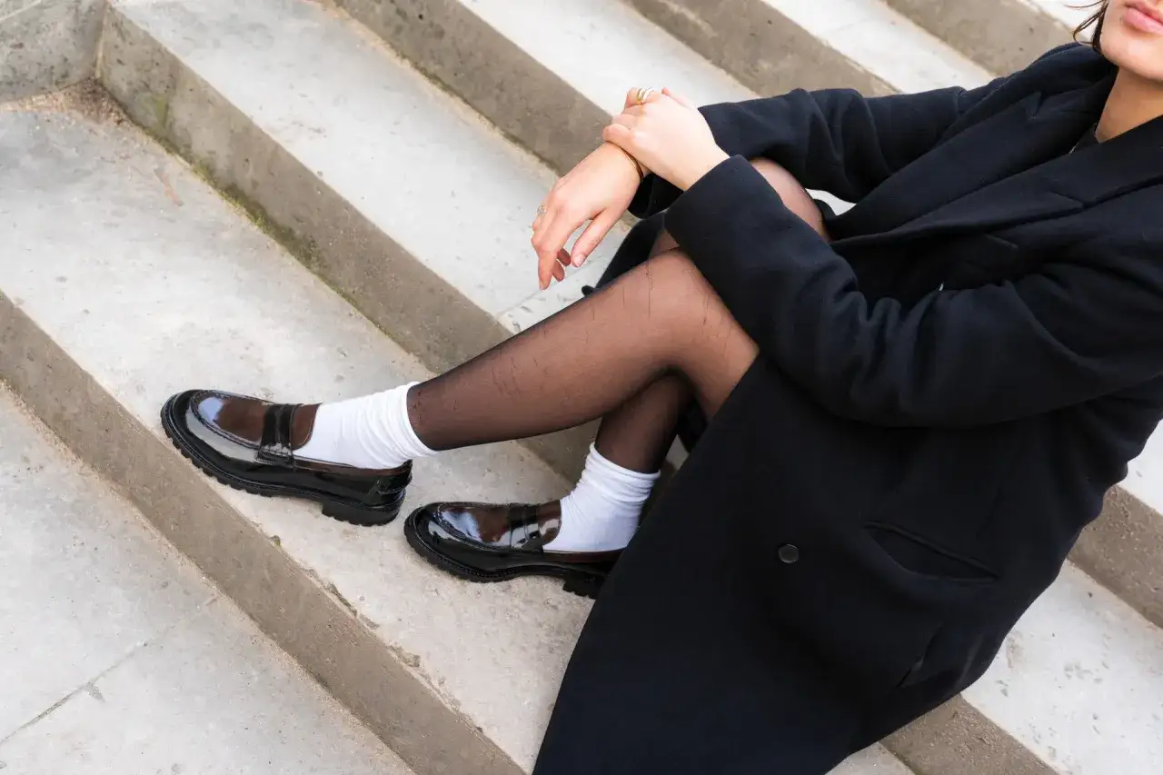 Snygga strumpor till loafers dam i en klassisk outfit.