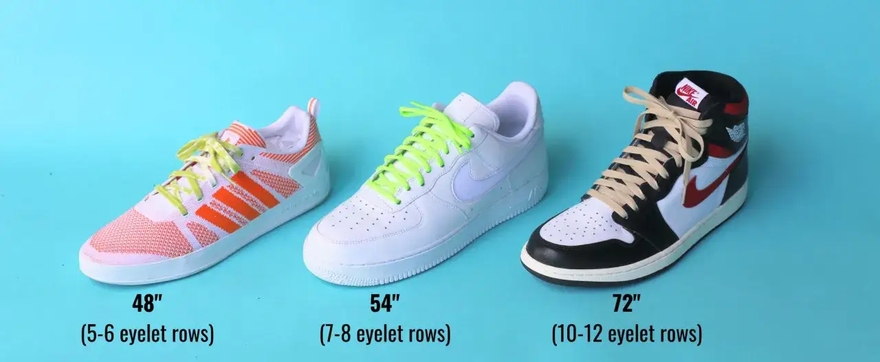 Tre par sneakers med olika färgade skosnören. En Adidas med orange detaljer och gulgröna snören, en vit Nike Air Force 1 med neon-gröna snören, och en svart/vit/röd Jordan 1 med beige snören.