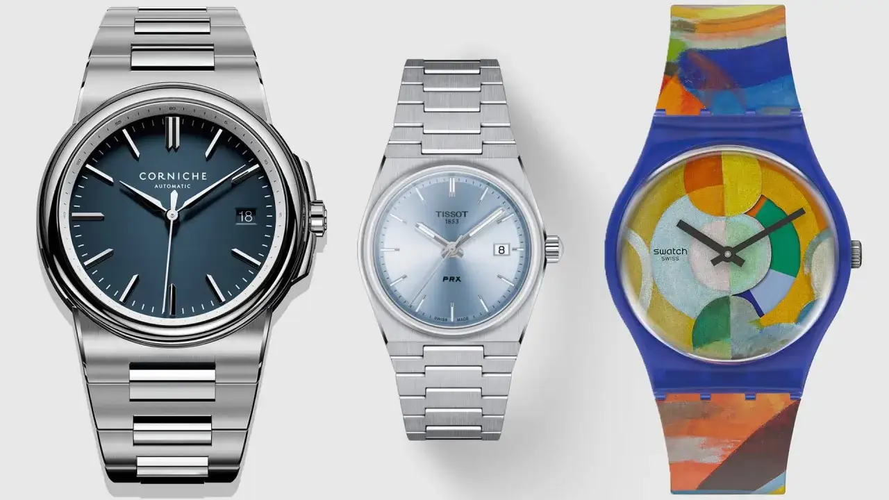 Tre klockor: en blå Corniche, en ljusblå Tissot PRX och en färgglad Swatch. Svenska klockmärken representerade.