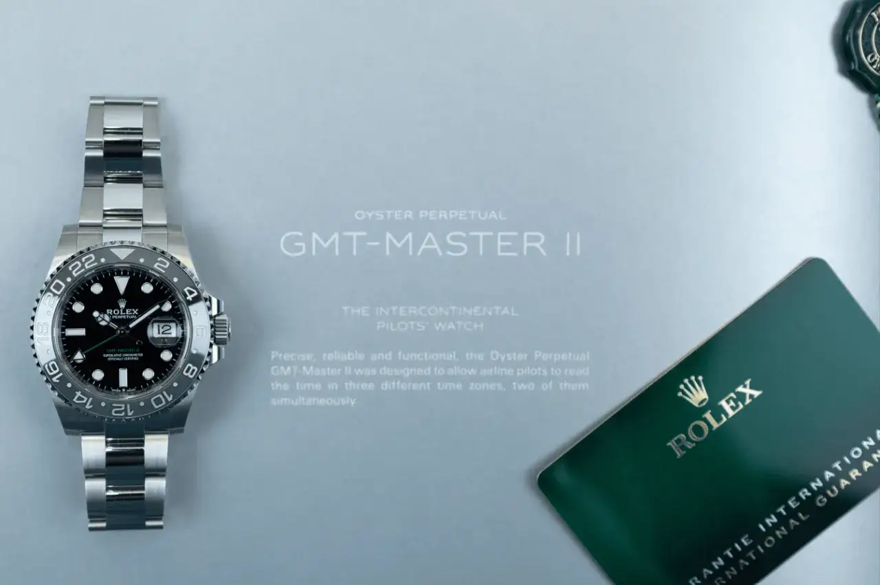 Rolex Oyster Perpetual GMT-Master II, en klocka f&ouml;r piloter som visar tiden i tre tidszoner, perfekt f&ouml;r resor med gmt tid.