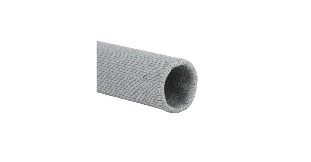 Gr&aring;, ribbad tub av gummi material, perfekt f&ouml;r att skydda eller f&ouml;rst&auml;rka.