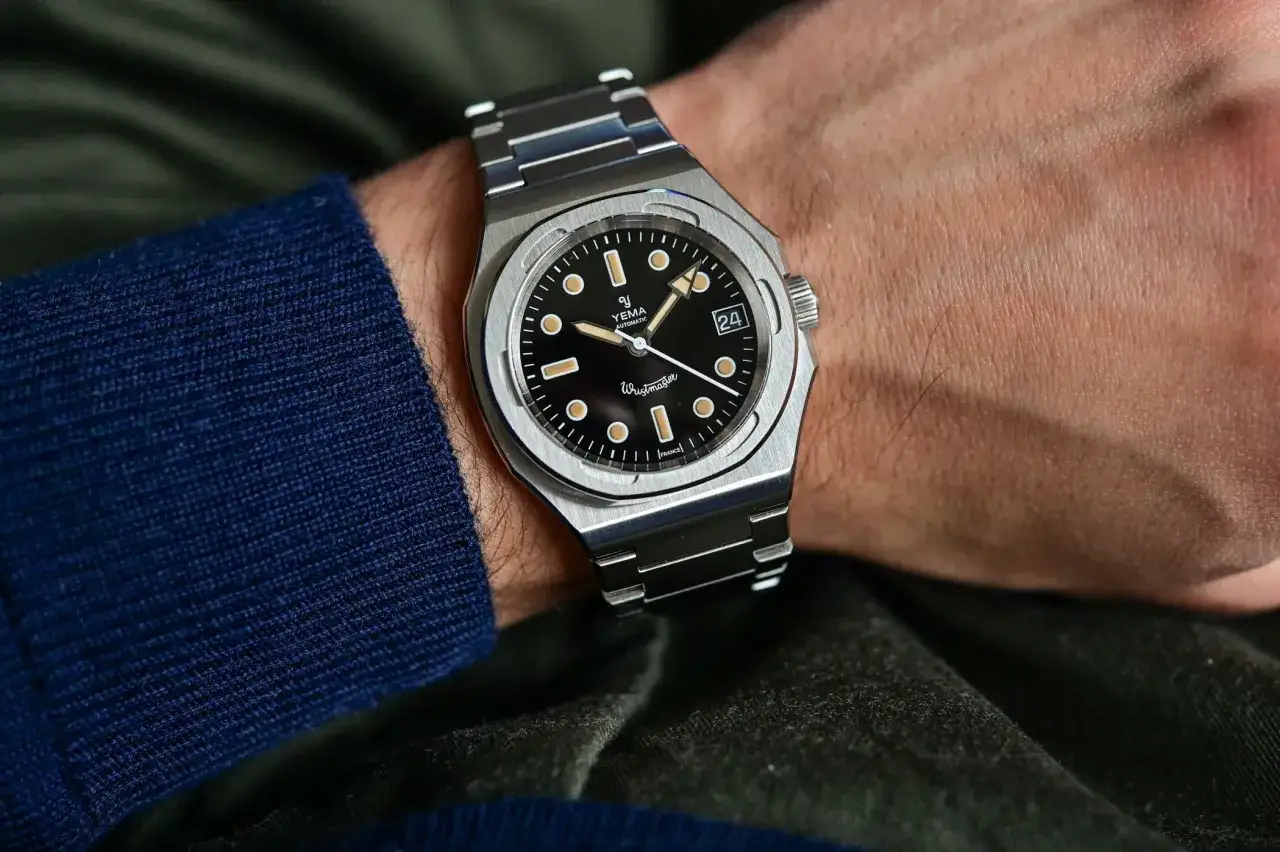 En Yema Wristmaster Traveller p&aring; en arm, redo f&ouml;r nya &auml;ventyr.