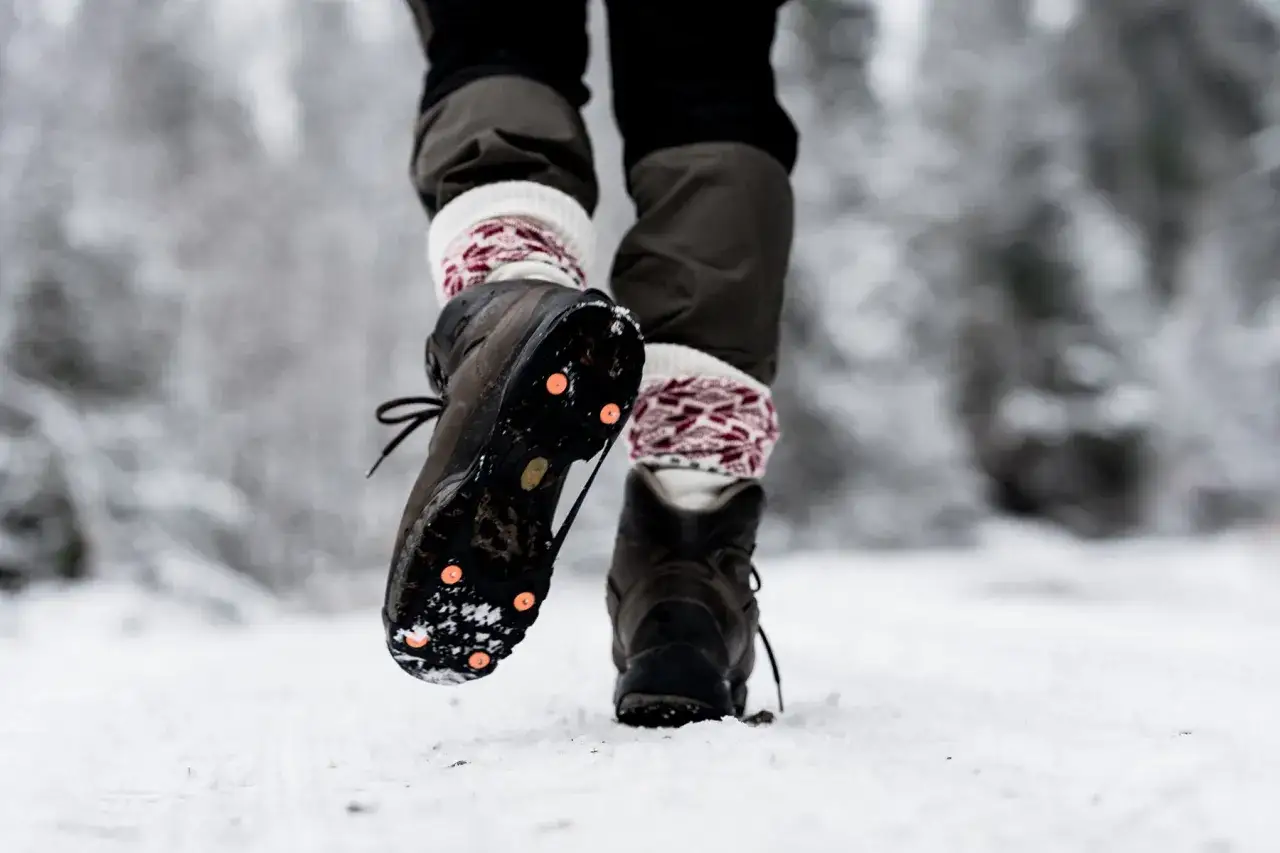 Vintervandring med broddar på kängorna för att undvika hala skor i snön.