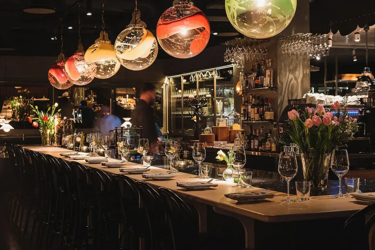 Elegant bar med vackra glaslampor och dukade bord. Perfekt för en trevlig kväll, läs gärna allegrine recensioner för att se vad andra tycker.